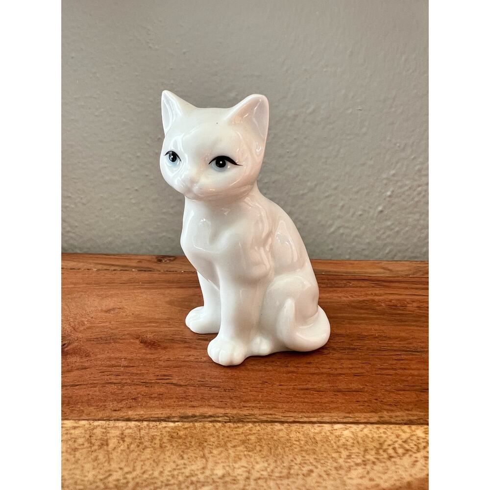 Vintage Enesco White Cat Figurine 1985 3” Light Blue Eyes